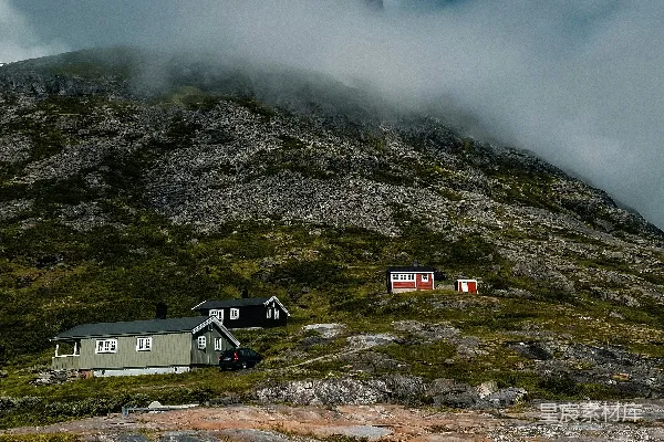 高清摄影 云雾缭绕的山间小屋