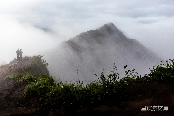 高清摄影 雾中的山峰与旅行者