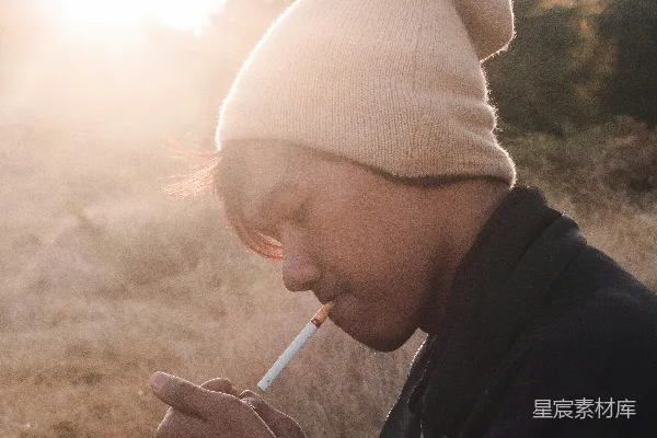高清摄影 晨光下的思考者
