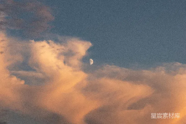 高清摄影 夕阳下的月亮与云