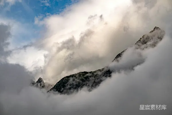 高清摄影 云雾缭绕的山峰