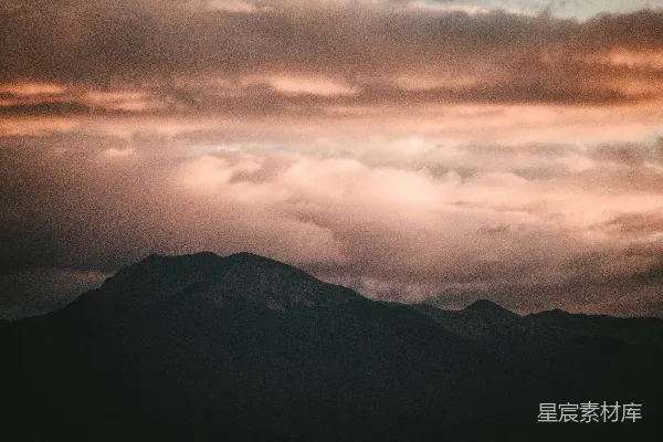 高清摄影 山峦与云海的静谧黄昏