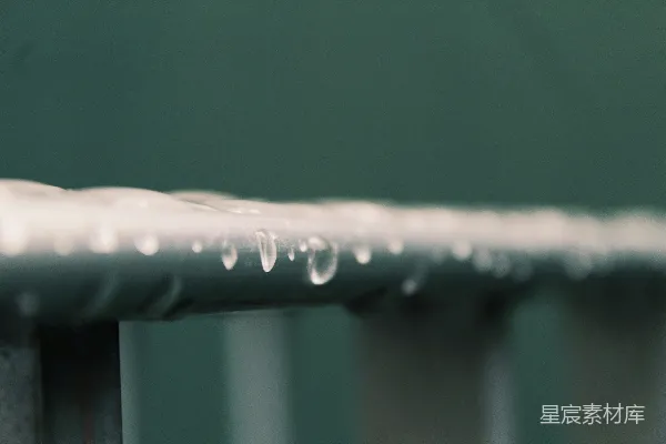 高清摄影 雨后栏杆上的水珠