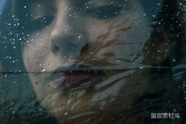 高清摄影 雨中孤独的反射