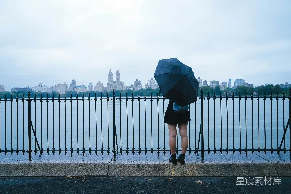 高清摄影 雨中漫步，城市天际线