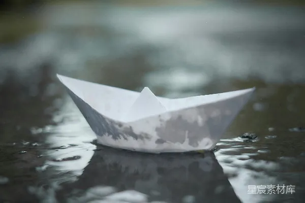 高清摄影 纸船在雨中漂浮