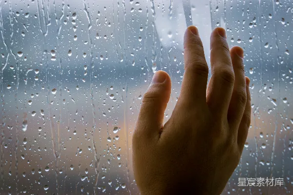 高清摄影 手触玻璃雨滴