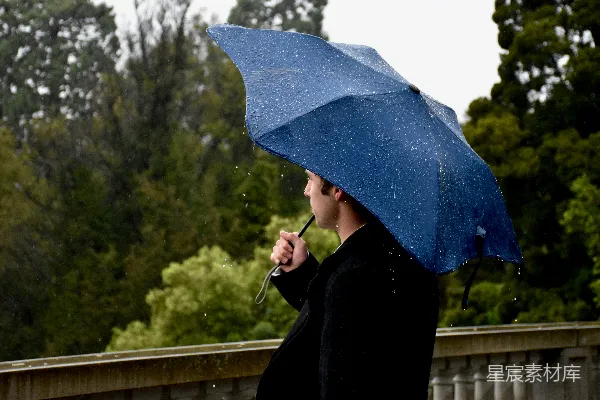 高清摄影 雨中漫步的蓝色雨伞