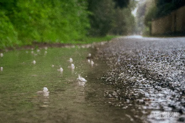 高清摄影 雨中的乡间小路