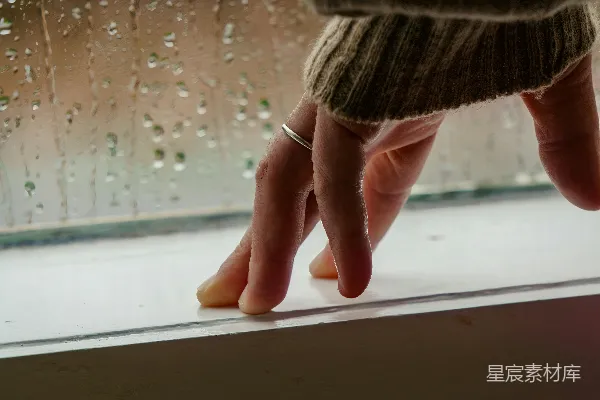 高清摄影 雨后窗边的手