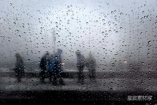高清摄影 雨中行人