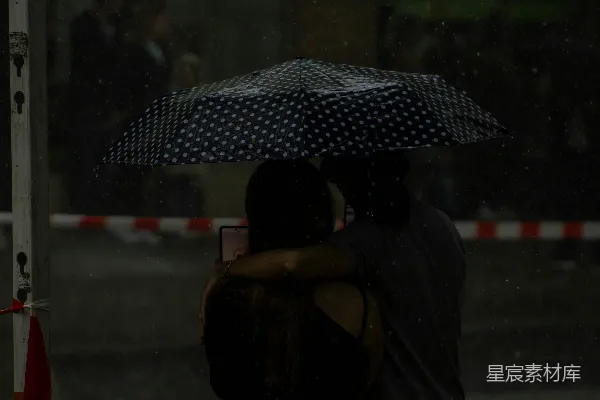 高清摄影 雨中牵手的温馨时刻