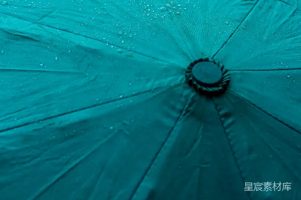 高清摄影 雨后青色雨伞的细节