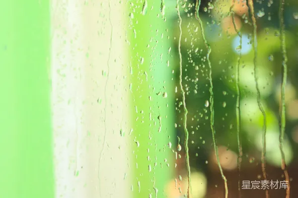 高清摄影 雨后玻璃上的水珠