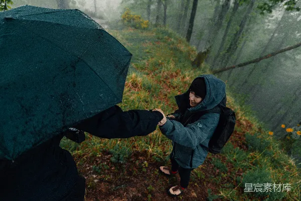 高清摄影 雨中互助的温暖瞬间