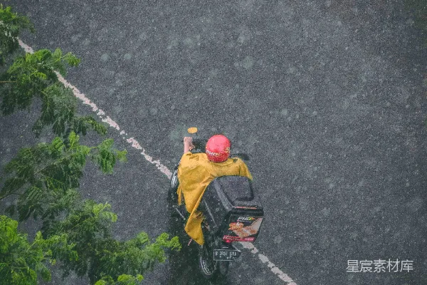 高清摄影 雨中独行：骑手的背影
