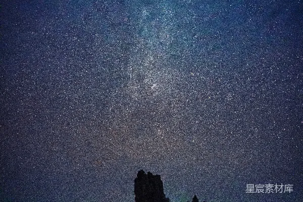 高清摄影 星河下的岩石剪影