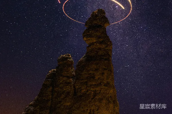 高清摄影 夜空下的神秘光环