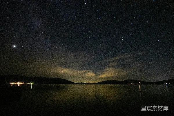 高清摄影 湖畔夜空下的星河