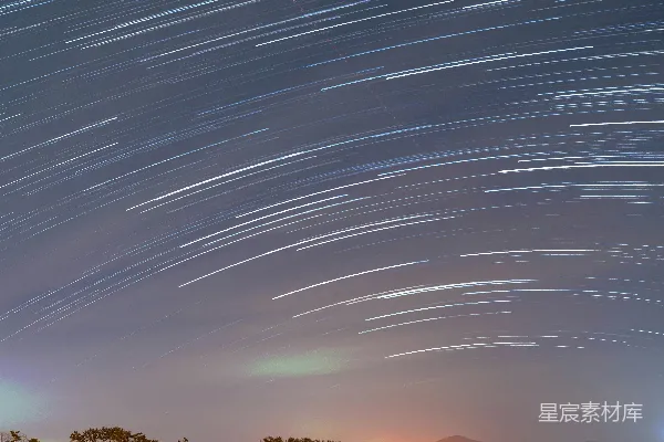 高清摄影 星轨下的静谧湖畔