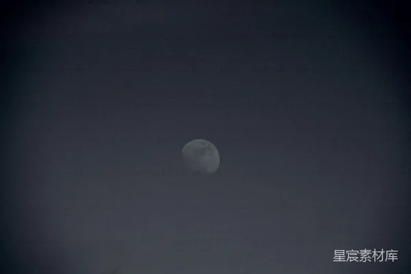 高清摄影 朦胧夜空中的月亮