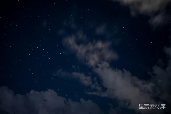 高清摄影 夜空中的星云与云层