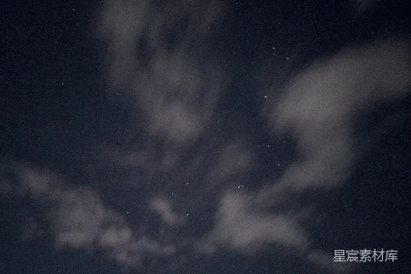高清摄影 夜空中的云与星星