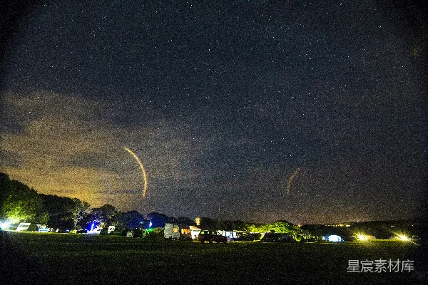 高清摄影 夜空下的露营时光