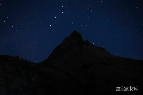高清摄影 夜空下的山峰