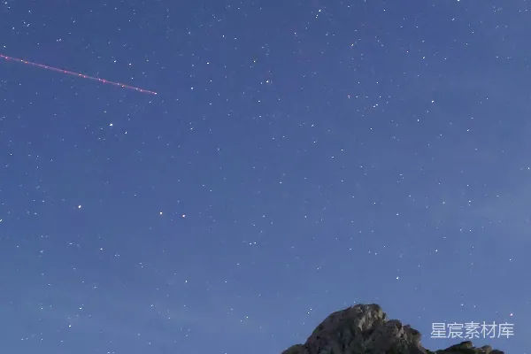 高清摄影 山巅夜空中的流星