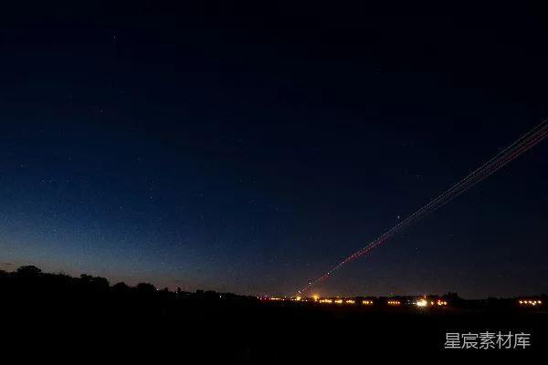 高清摄影 夜空下的流星与航迹