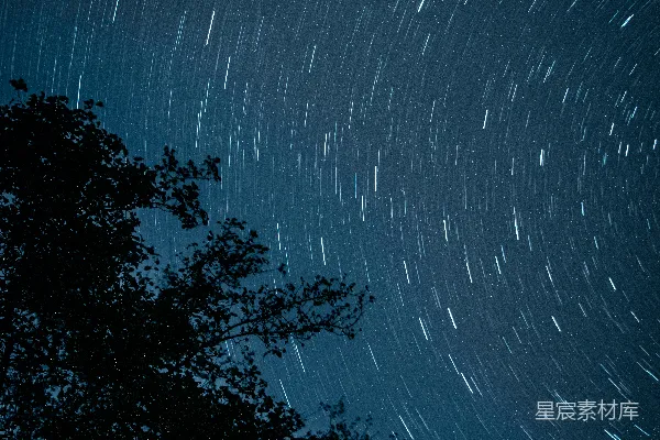 高清摄影 星轨下的静谧夜空