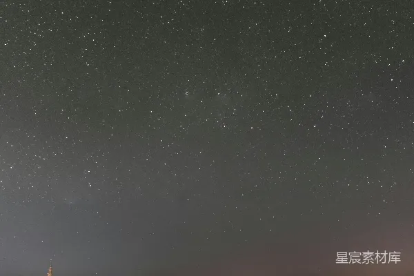 高清摄影 夜空中璀璨的星河与城市倒影