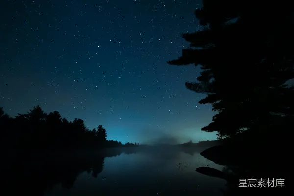 高清摄影 夜空中繁星点点的宁静湖景