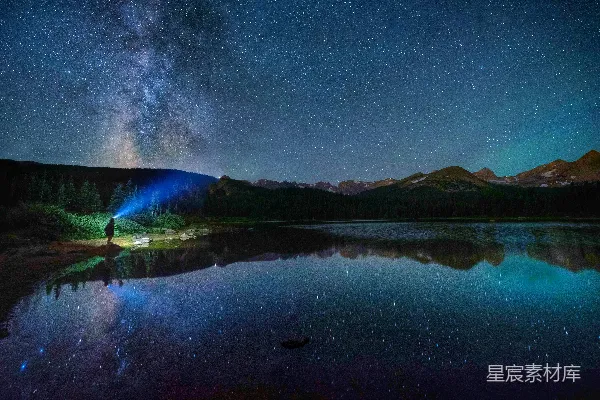 高清摄影 星空下的湖畔独行