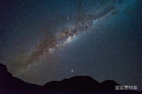 高清摄影 夜空中的银河与山峦
