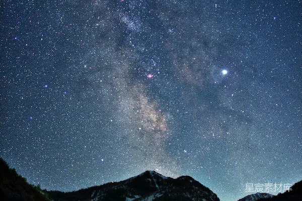 高清摄影 璀璨星河下的静谧山林