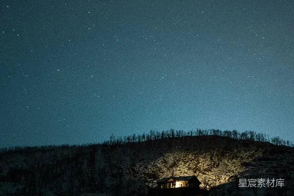 高清摄影 夜空下的山间小屋