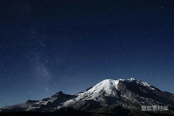 高清摄影 夜空下的雪山