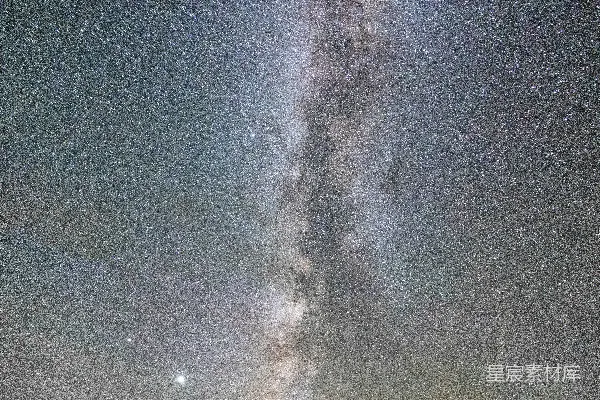 高清摄影 银河夜空下的山脉