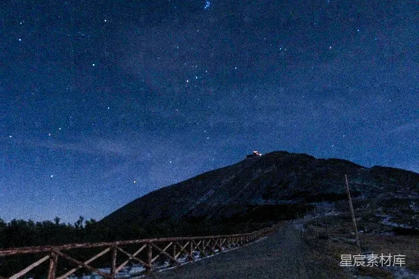 高清摄影 夜空下的山间小径
