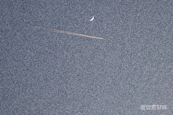 高清摄影 夜空中的新月与飞机尾迹