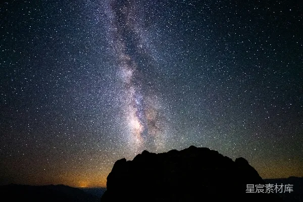 高清摄影 银河与山峰的静谧夜晚