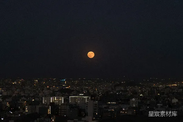 高清摄影 夜空下的城市与满月