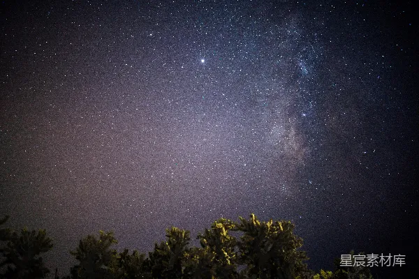 高清摄影 璀璨星河下的静谧夜空