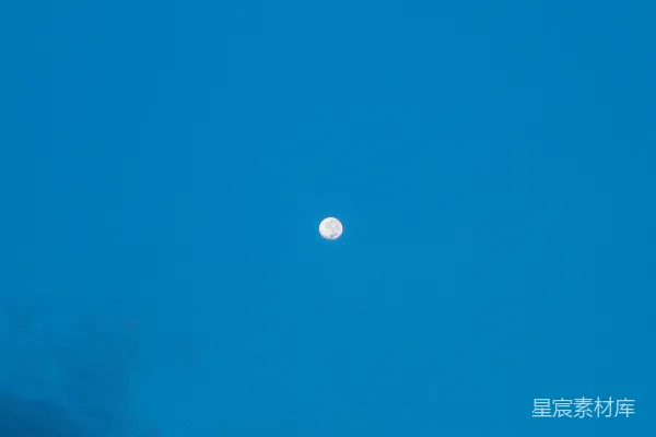 高清摄影 深邃夜空中的明月