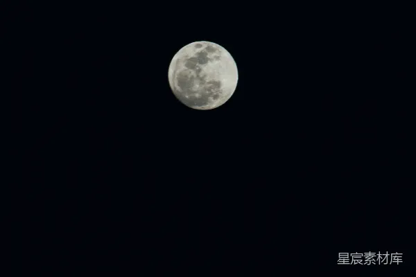 高清摄影 夜空中孤独的月亮