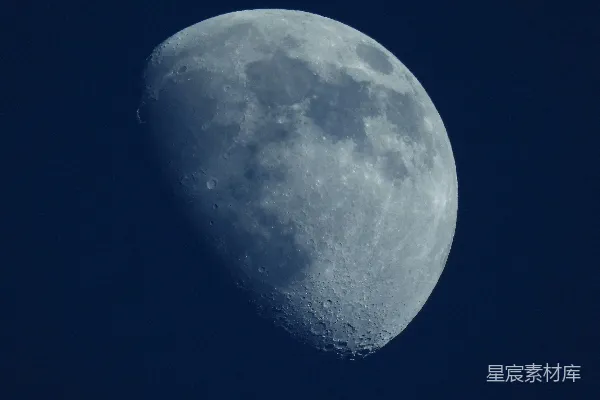 高清摄影 夜空中的半圆月亮