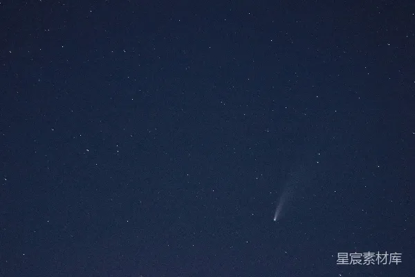 高清摄影 夜空中闪烁的彗星