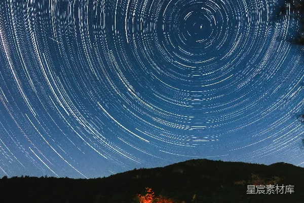 高清摄影 星轨下的静谧夜晚